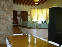 Casazza (BG): pareti in hoblio antiche terre fiorentine; trattamento protettivo e verniciatura di travi in legno su 	soffitto.